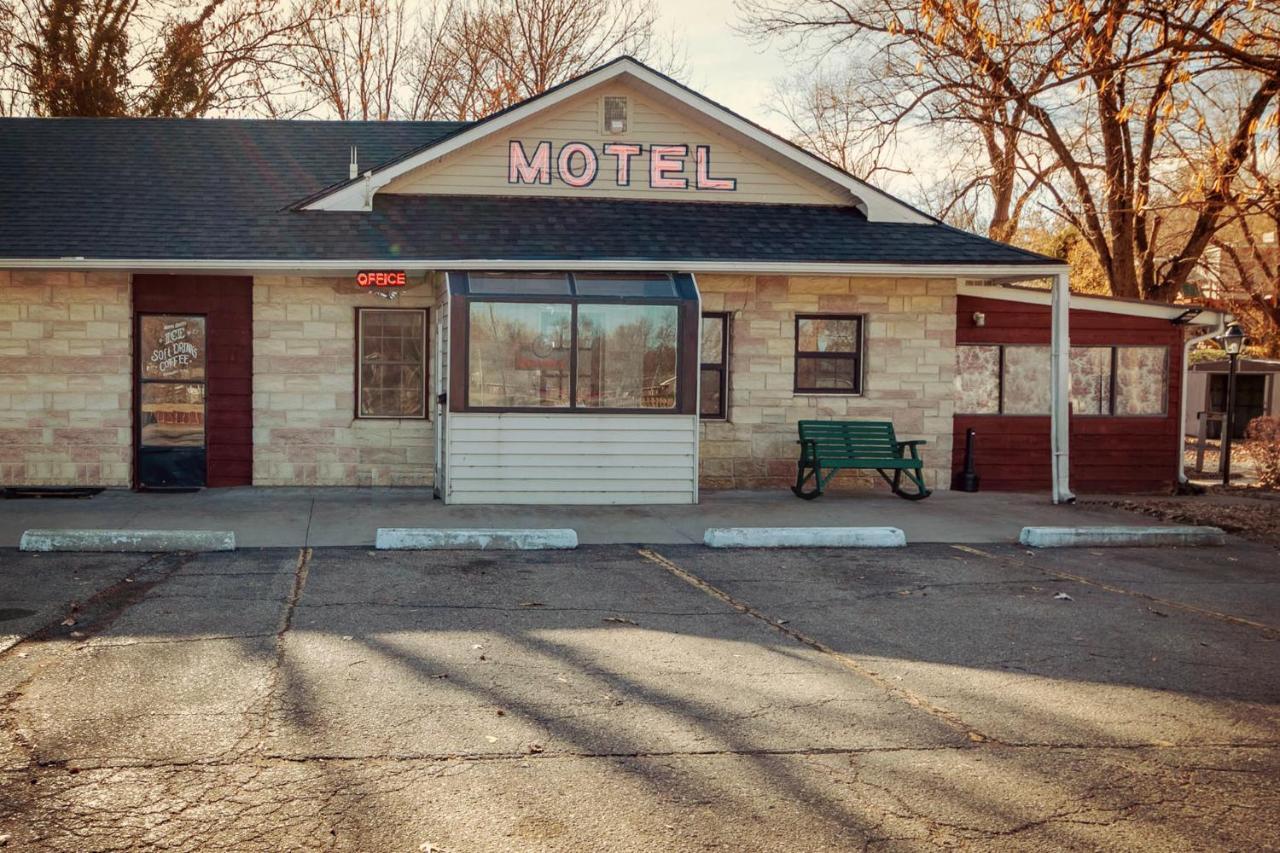 Simmer Motel Wamego Esterno foto