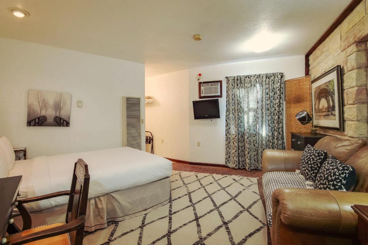 Simmer Motel Wamego Esterno foto