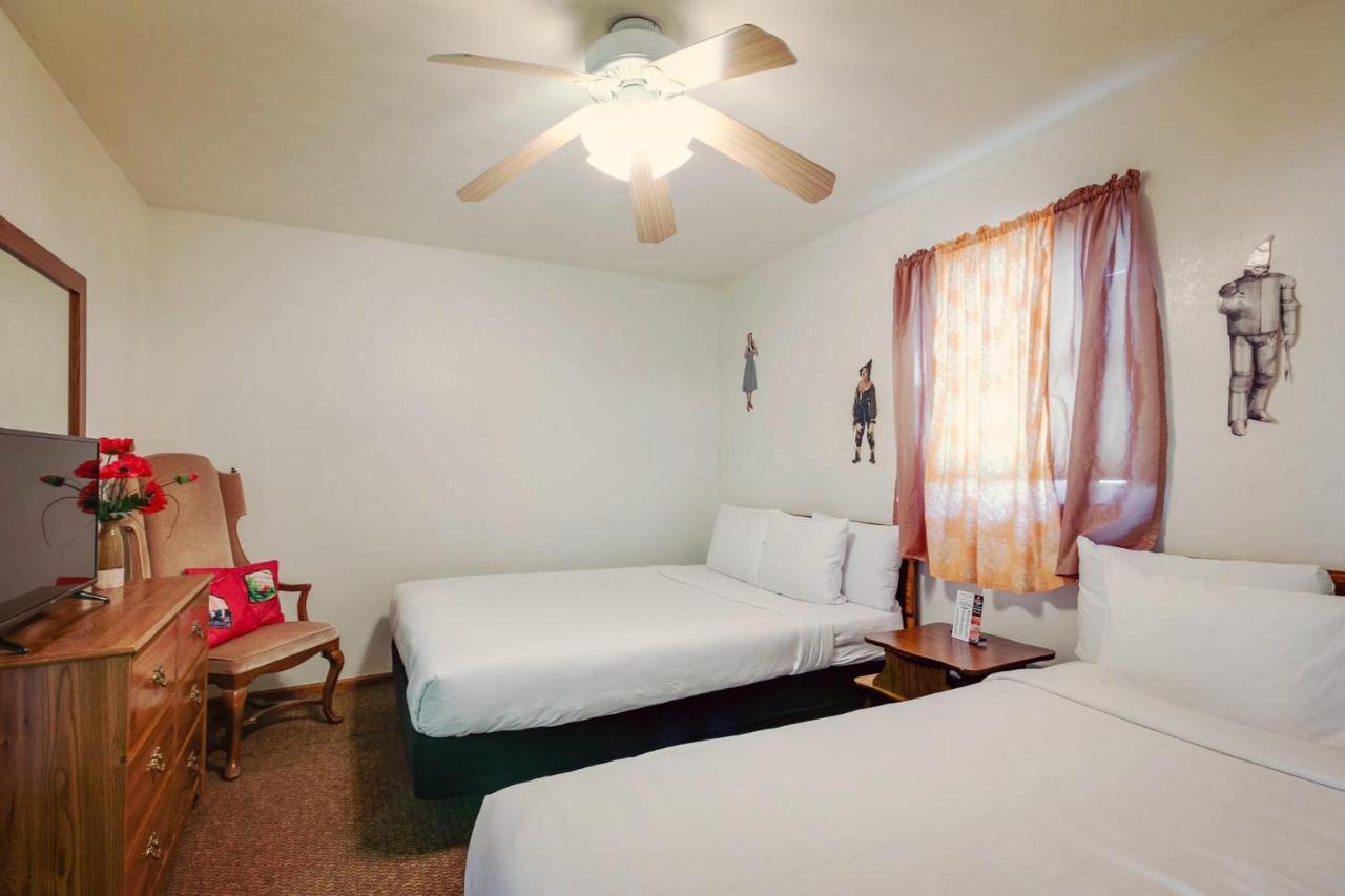 Simmer Motel Wamego Esterno foto